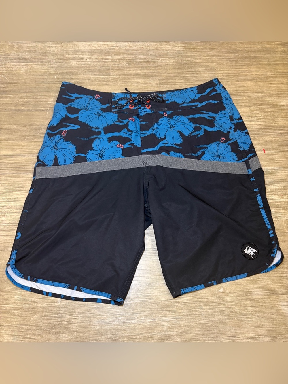 Quiksilver Black & Blue Floral Boardshorts men’s size 32